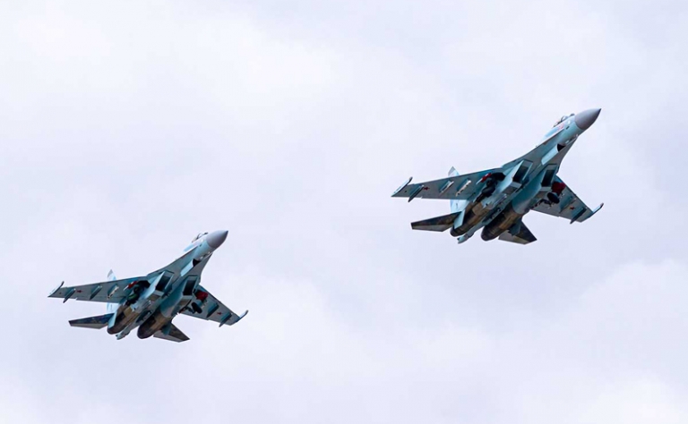 На фото: истребители Су-35.