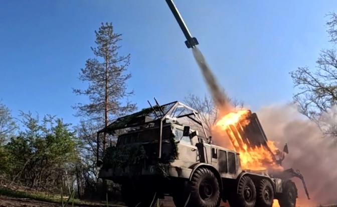 На фото: работа расчета РСЗО «Ураган» группировки войск «Запад» на Краснолиманском направлении.