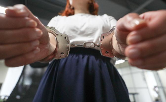 Стало известно, какой срок получила мать, прятавшая тело пятилетней дочери в диване в Челябинске