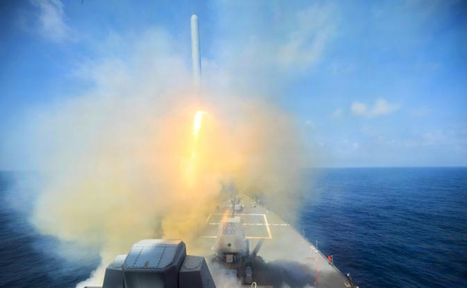На фото: запуск ракеты Tomahawk для поражения наземных целей.