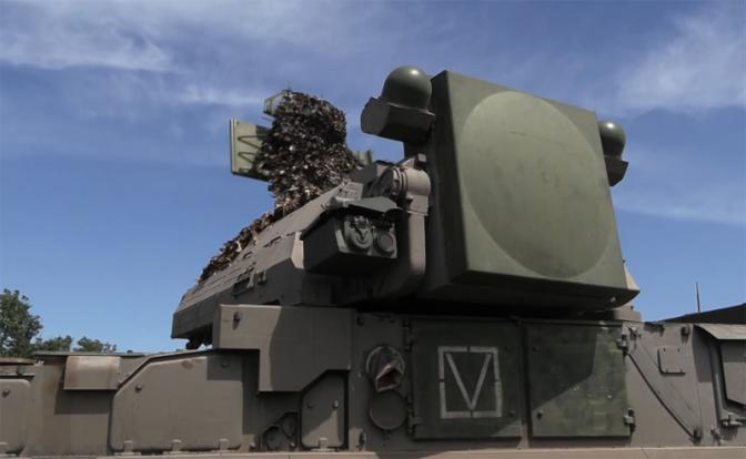 На фото: военнослужащие подразделений противовоздушной обороны выполняют задачи по круглосуточному контролю воздушного пространства.