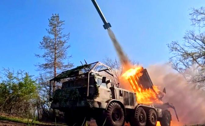 На фото: расчет РСЗО «Ураган» группировки войск «Запад» уничтожил скопление живой силы и техники ВСУ на Краснолиманском направлении.