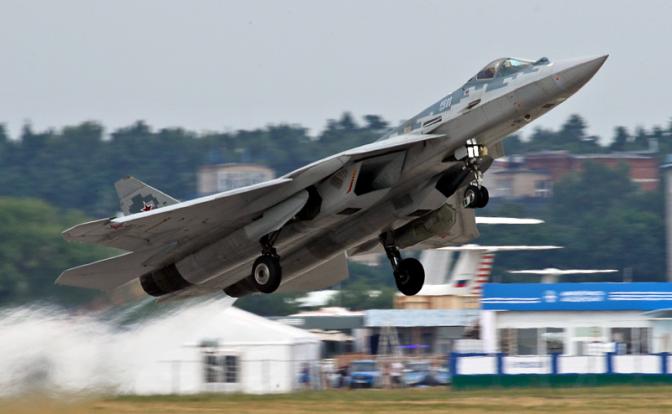 На фото: многоцелевой истребитель Су-57 на репетиции Международного авиационно-космического салона МАКС-2021 в Жуковском.