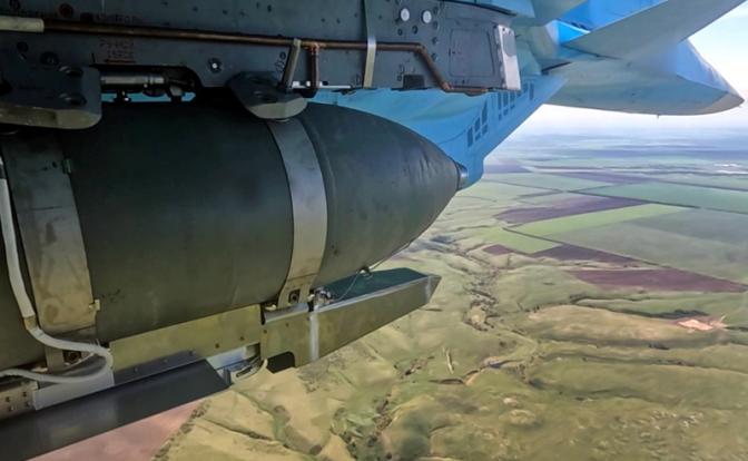 На фото: авиационная бомба ФАБ-500 с универсальным модулем планирования и коррекции (УМПК) на многофункциональном сверхзвуковом истребителе-бомбардировщике Су-34 Воздушно-космических Сил России перед нанесением удара.