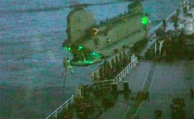 На фото: морские пехотинцы Королевской морской пехоты поднимаются на борт танкера SMYRTOS.