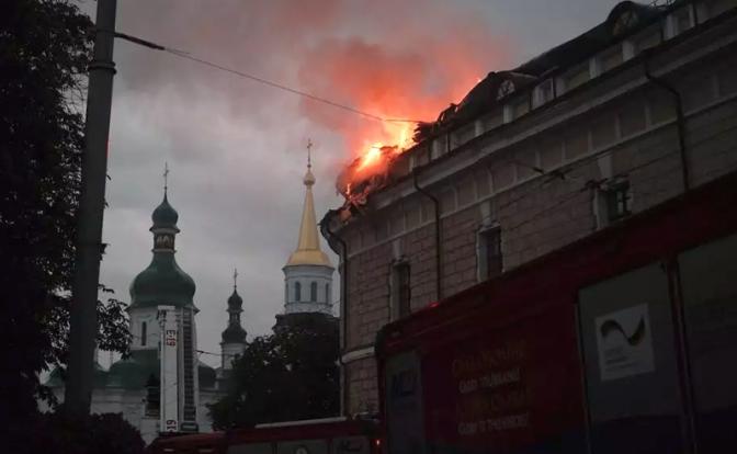 На фото: пожар на территории Киево-Печерской Лавры в Киеве.