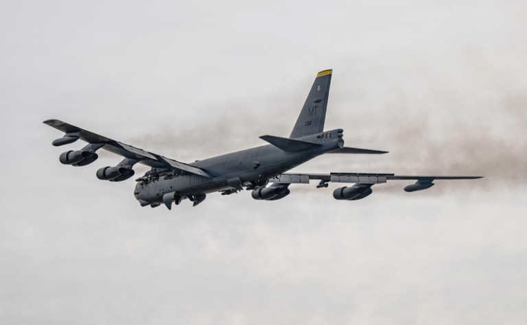 На фото: бомбардировщик B-52H Stratofortress ВВС США.
