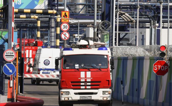 На фото: машины экстренных служб у нефтеперерабатывающего завода (НПЗ) Капотня в Москве.