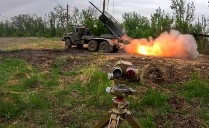 На фото: расчет РСЗО «Град» группировки войск «Центр» нанес огневой удар по опорному пункту формирований ВСУ, поддержав действия штурмовых подразделений на Добропольском направлении.