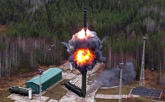 На фото: пуск из подвижного грунтового ракетного комплекса (ПГРК) "Ярс" во время учений по нанесению массированного ядерного удара стратегическими ядерными силами ВС РФ в ответ на ядерный удар противника.