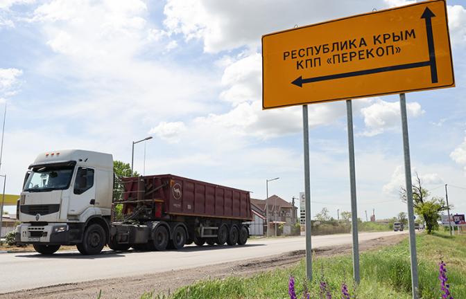 Американцы в шоке, украинские дроноводы в растерянности: Русские избавились от мостов в Крым