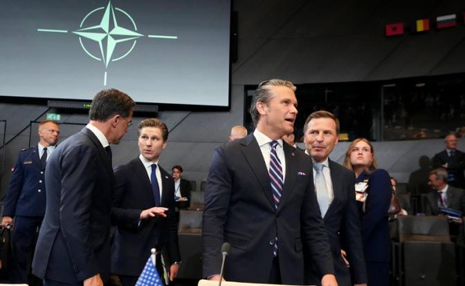 На фото (в центре): министр обороны США Пит Хегсет, министр обороны Финляндии Антти Хакканен и генеральный секретарь НАТО Марк Рютте на заседании Североатлантического совета в формате встречи министров.