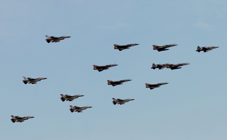На фото: российские истребители Су-30МК2, приобретенные Венесуэлой, на военном параде в городе Маракай, штат Арагуа.