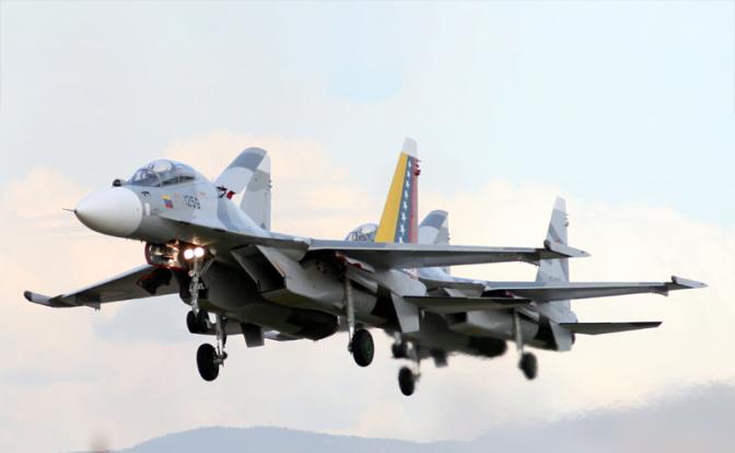 На фото: российские истребители Су-30МК2, приобретенные Венесуэлой, на военном параде в городе Маракай, штат Арагуа.