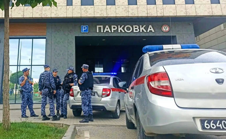 На фото: сотрудники Росгвардии у торгового центра, где было совершено нападение на посетителей. По данным СК России по Краснодарскому краю, в результате происшествия погибла женщина, еще несколько человек получили ножевые ранения. Нападавший задержан. 
