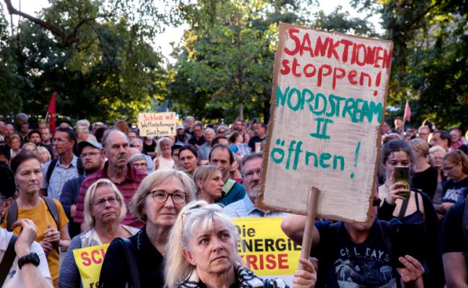 На фото: митингующие в Берлине выступаю против НАТО, выражая недовольство по поводу поставок оружия Украине и санкций против России. Многие участники заявили, что нынешнее немецкое правительство проводит деструктивную политику.