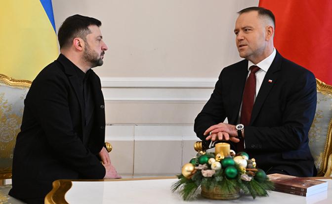 На фото: президент Польши Кароль Навроцкий и президент Украины Владимир Зеленский (справа налево).