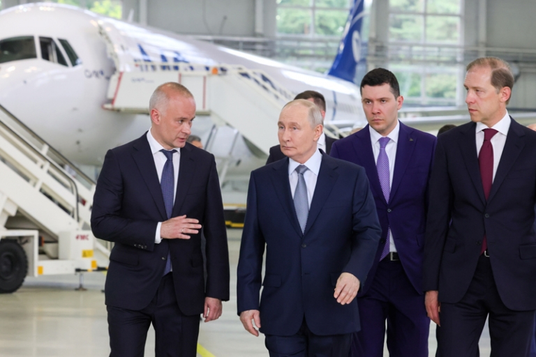 На фото: генеральный директор ПАО "ОАК" Вадим Бадеха, президент РФ Владимир Путин, министр торговли и промышленности РФ Антон Алиханов и первый вице-премьер РФ Денис Мантуров (слева направо) во время посещения летно-исследовательского института имени М.М.Громова.