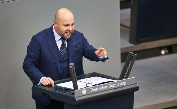 На фото: депутат бундестага от оппозиционной правой партии «Альтернатива для Германии» (АдГ) Маркус Фронмайер.