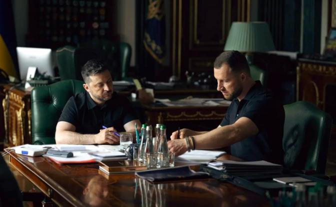 На фото (слева направо): Владимир Зеленский (слева) и Евгений Хмара.
