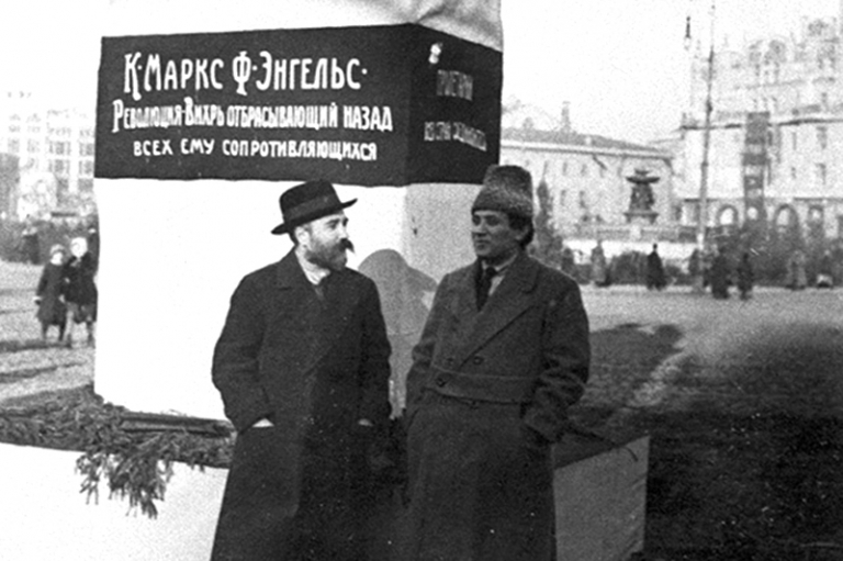 На фото (слева направо): Лев Каменев и Григорий Зиновьев у временного памятника Карлу Марксу и Фридриху Энгельсу в Москве. 7 ноября 1918 года.