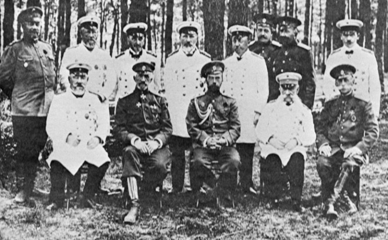 На фото: участники заседания Совета министров Российской империи: государственный контролер Петр Алексеевич Харитонов, Верховный Главнокомандующий всеми сухопутными и морскими силами Российской Империи Николай Николаевич, Император Всероссийский, царь Польский и великий князь Финляндский Николай II, Председатель Совета министров Российской империи Иван Логгинович Горемыкин, министр императорского двора Владимир Борисович Фредерикс (слева направо на первом плане), министр внутренних дел Николай Борисович Щербатов, министр путей сообщения Сергей Васильевич Рухлов, министр иностранных дел Сергей Дмитриевич Сазонов, Главноуправляющий землеустройством и земледелием Александр Васильевич Кривошеин, министр финансов Петр Львович Барк, начальник штаба Верховного Главнокомандующего Русской армии Николай Николаевич Янушкевич, исполняющий обязанности военного министра Алексей Андреевич Поливанов и министр торговли и промышленности Всеволод Николаевич Шаховской (слева направо на втором плане) в Ставке Верховного главнокомандующего на станции Барановичи в период Первой мировой войны, 1915 год.