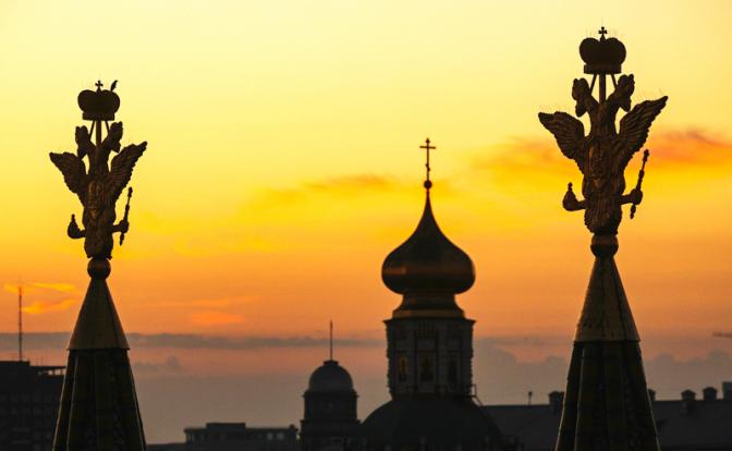 На фото: вид на гербы на башнях Воскресенских ворот и купол Казанского собора со Спасской башни Кремля.