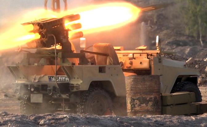 На фото: военнослужащие ВМС Корпуса стражей исламской революции (КСИР) запускают ракеты.