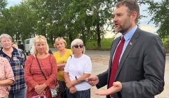 "Тонкости" ЗАТО: Депутата не пустили к людям. Люди пришли к депутату сами
