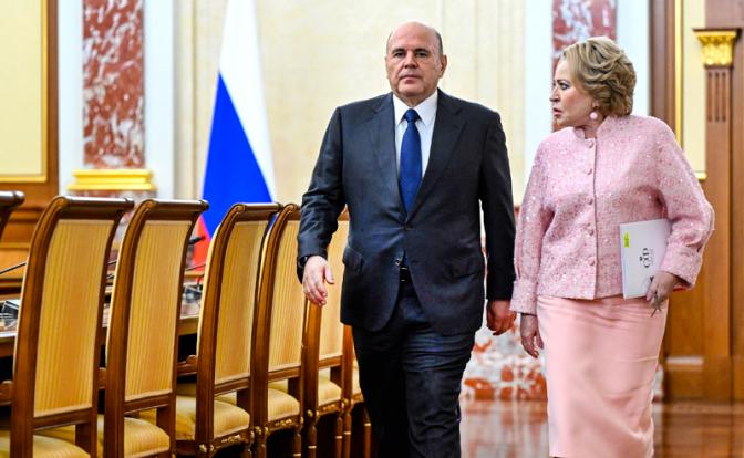 На фото: премьер-министр РФ Михаил Мишустин и спикер Совета Федерации РФ Валентина Матвиенко перед встречей с членами Совета палаты Совета федерации Федерального собрания.