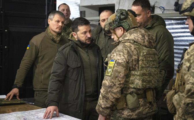 На фото (слева направо): Владимир Зеленский и главком ВСУ Александр Сырский.