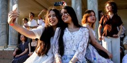Фото. Бал медалистов в Петергофе 2026: 6 тысяч лучших выпускников, стобалльники и школьники из Мариуполя и Кубы