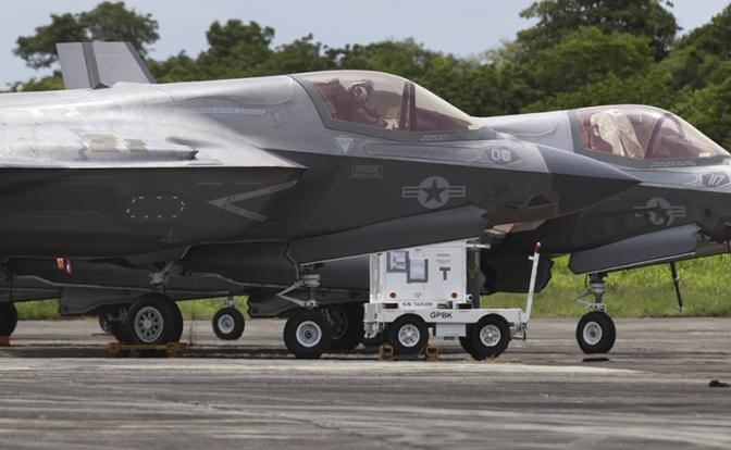 На фото: истребители F-35
