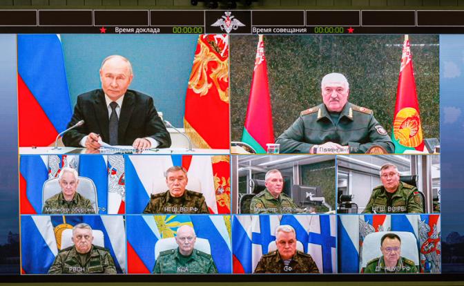 На фото: президент России, верховный главнокомандующий Владимир Путин и президент Белоруссии, верховный главнокомандующий Александр Лукашенко (слева направо на экране) по видеосвязи принимают участие в проведении учений ядерных сил.