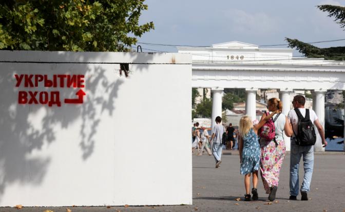 На фото: вид на бетонное защитное сооружение на площади Нахимова. В Севастополе установили 91 укрытие в парках и на остановочных комплексах.