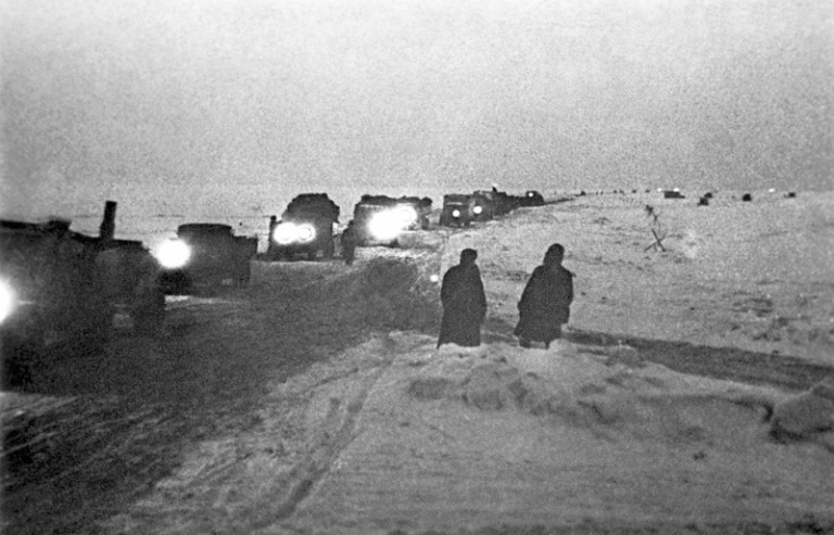 На фото: Ладожское озеро, по которому зимой осуществлялась доставка грузов в осажденный немецко-фашистскими захватчиками Ленинград во время Великой Отечественной войны. 