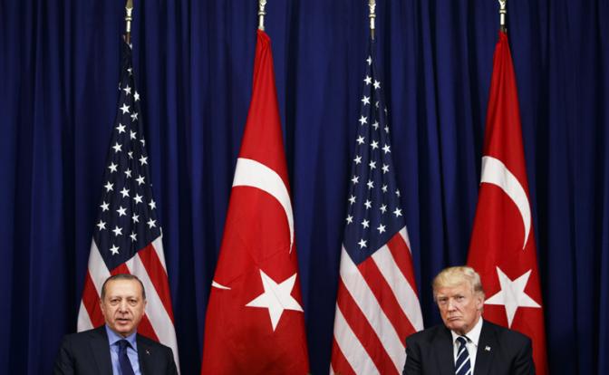 На фото: президент США Дональд Трамп и президент Турции Реджеп Тайип Эрдоган (справа налево)