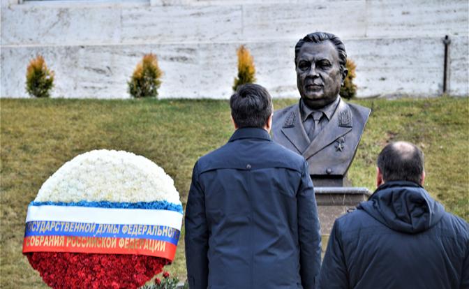 На фото: памятные мероприятия у бюста Чрезвычайного и Полномочного посла РФ Андрея Карлова, убитого 19 декабря 2016 года во время выступления на открытии фотовыставки в Анкаре, в посольстве Российской Федерации в Турции. Архивное фото.