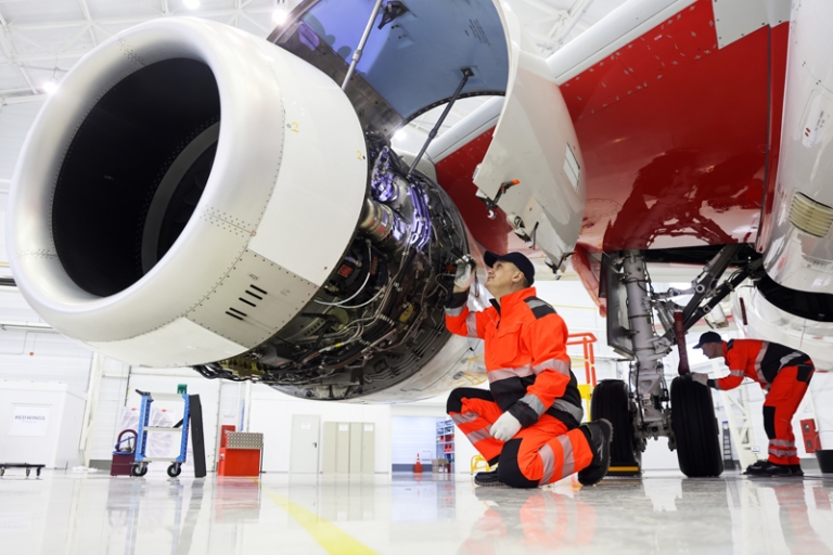 На фото: проверка систем двигателей и шасси самолета Sukhoi SuperJet 100.