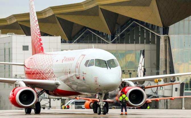 На фото: самолет Sukhoi SuperJet 100 авиакомпании Россия перед вылетом в аэропорту Пулково.
