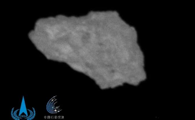 На фото: снимки астероида 2016HO3, сделанные зондом "Тяньвэнь-2" с расстояния около 20 километров 2 июля 2026 года