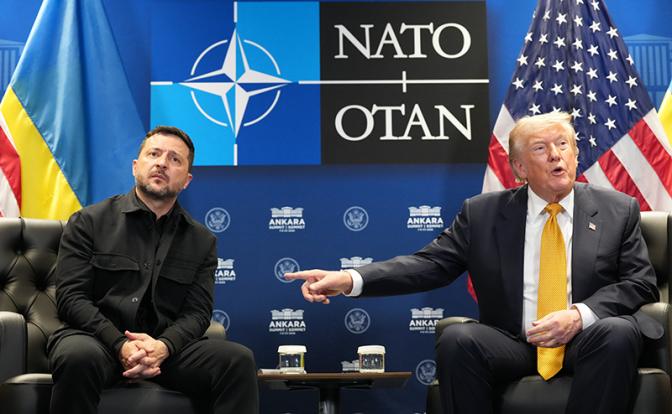 На фото: президент США Дональд Трамп и президент Украины Владимир Зеленский (справа налево) во время встречи на полях саммита НАТО