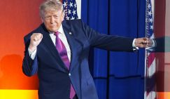 «Товарищ Дональд Фредович»: Трамп счел себя коммунистом, достойным стоять в одном ряду с Лениным