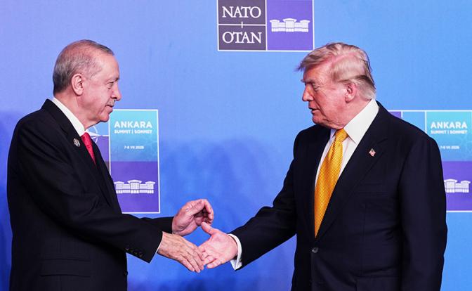 На фото: президент Турции Реджеп Тайип Эрдоган и президент США Дональд Трамп (слева направо) на саммите НАТО.