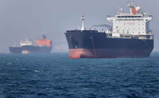 На фото: нефтяные танкеры в водах Ормузского пролива.