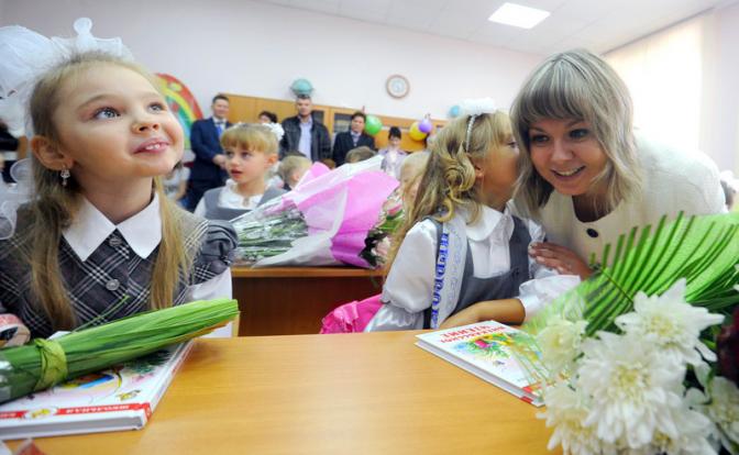 На фото: молодой учитель с первоклассниками одной из московских школ города во время первого урока.