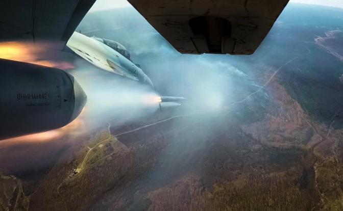 На фото: истребитель Су-35С во время пуска неуправляемых авиационных ракет (НАР).
