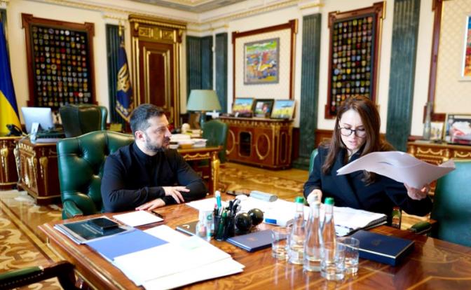 На фото: Владимир Зеленский с премьер-министром Украины Юлией Свириденко.