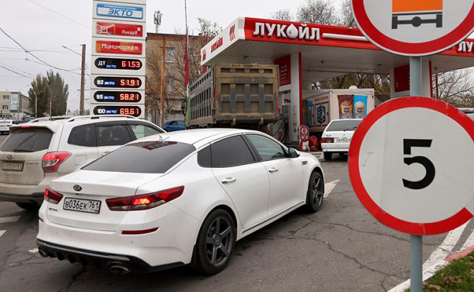 Слюсарь: Люди звереют в очередях на АЗС в Ростовской области