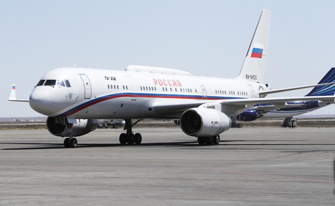 На фото: самолет Ту-214ПУ
